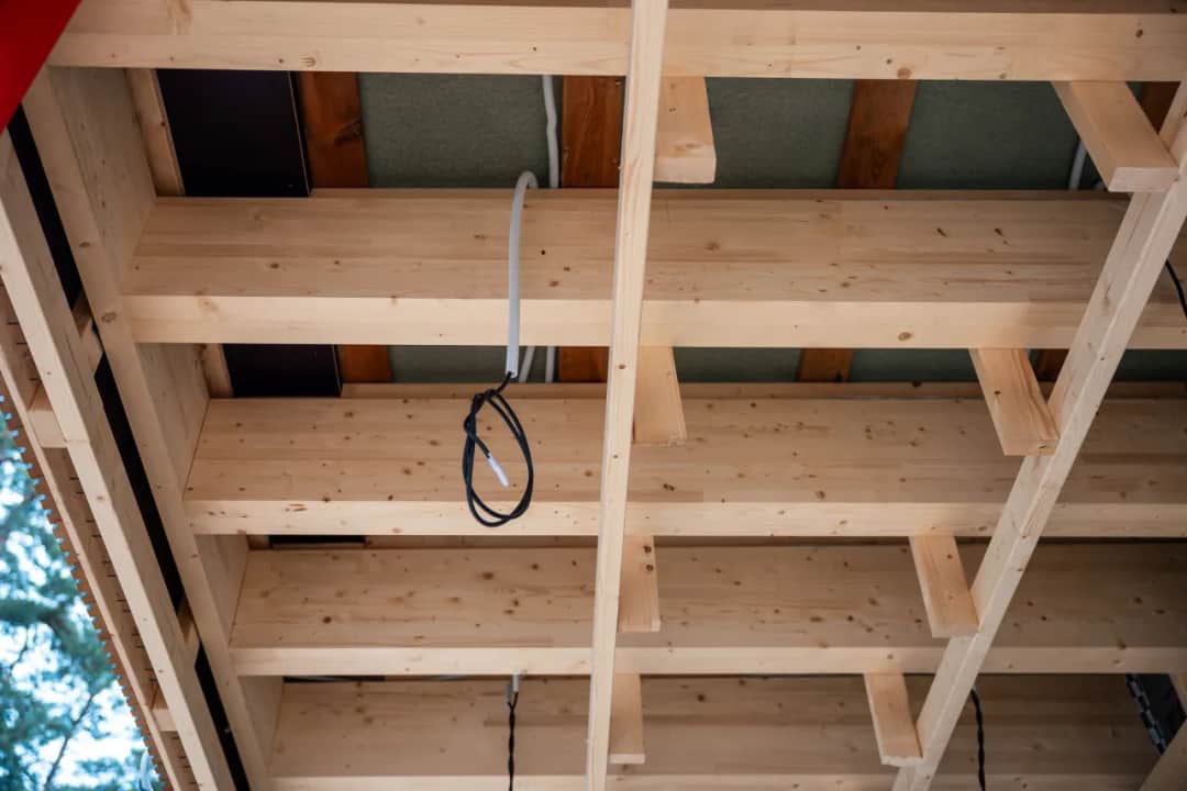 Strop drewniany w obiektywie: inspirujące zdjęcia i pomysły