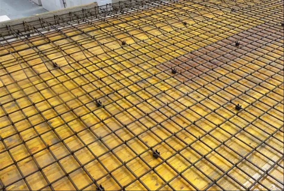 Jak prawidłowo zbroić swobodnie podpartą belkę żelbetową – kluczowe zasady i błędy