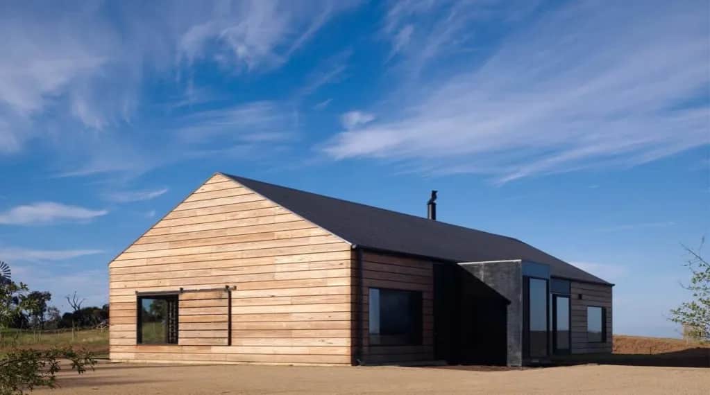 Ile kosztuje budowa domu stodoły? Sprawdź, co wpływa na ceny