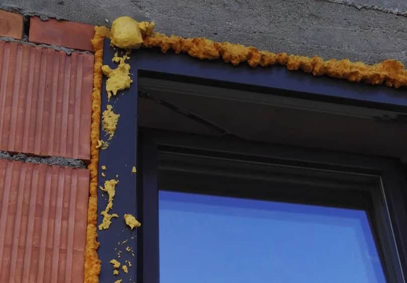 Jak skutecznie zabezpieczyć piankę montażową okien przed uszkodzeniami