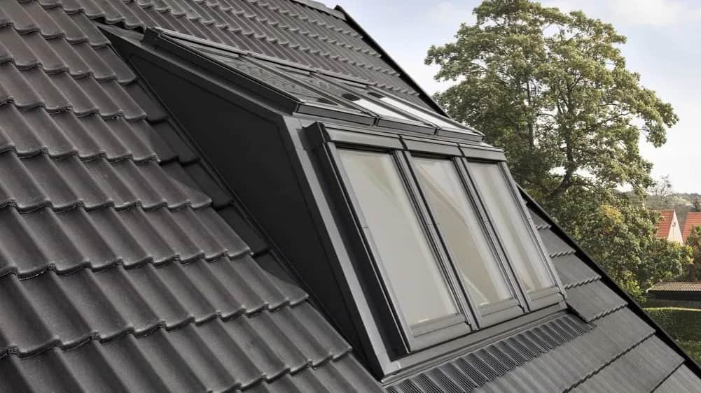 Dach z lukarną: klucz do funkcjonalnego i stylowego poddasza