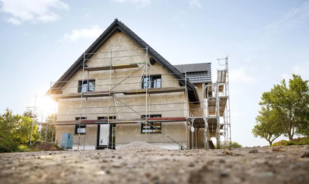 Ile kosztuje budowa domu w stanie surowym robocizna? Sprawdź, co wpływa na ceny