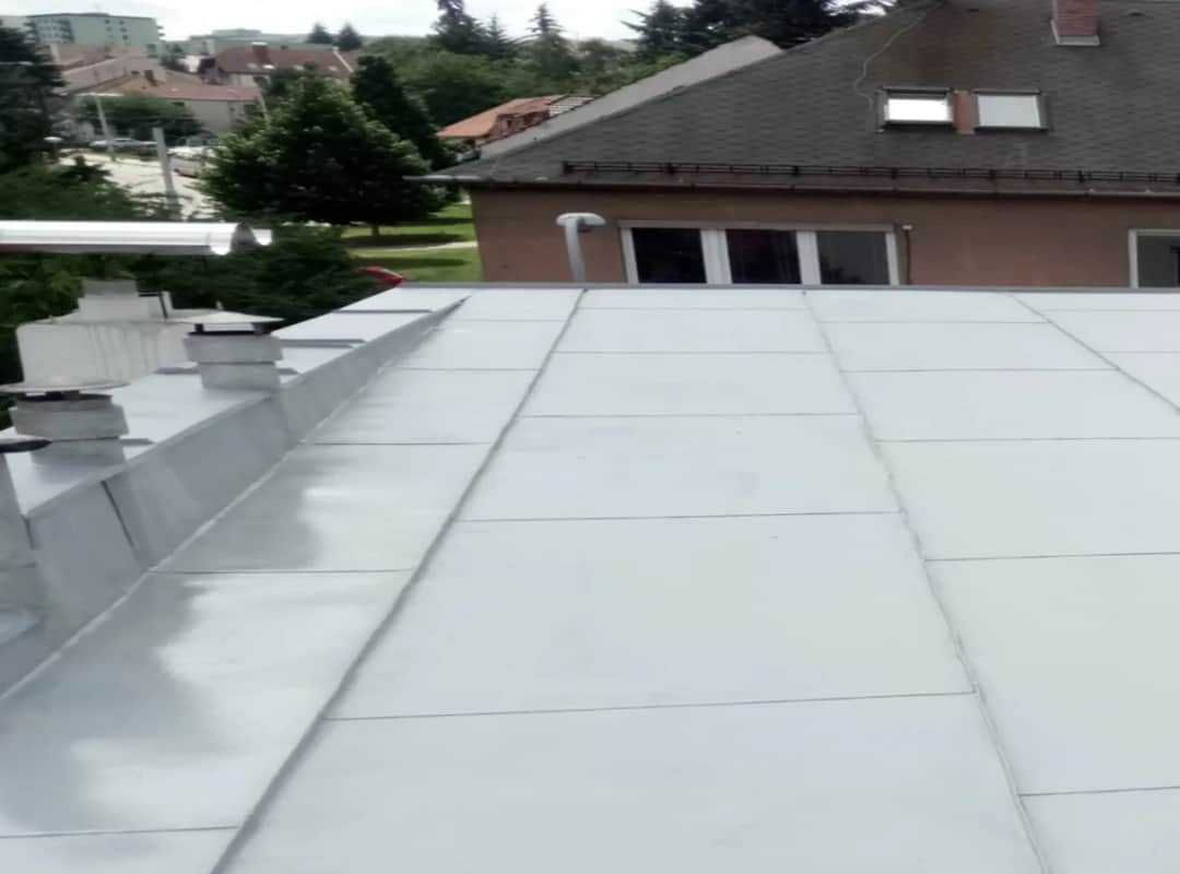 Ile kosztuje malowanie dachu z blachy? Sprawdź, co wpływa na cenę