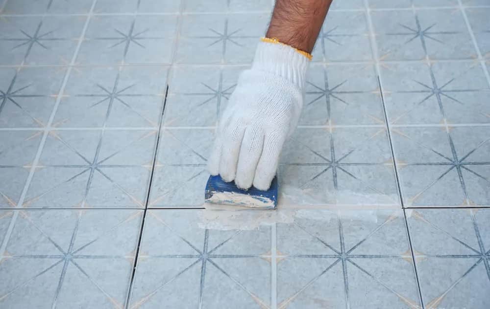 Skuteczne metody, jak rozjaśnić fugę i przywrócić jej blask