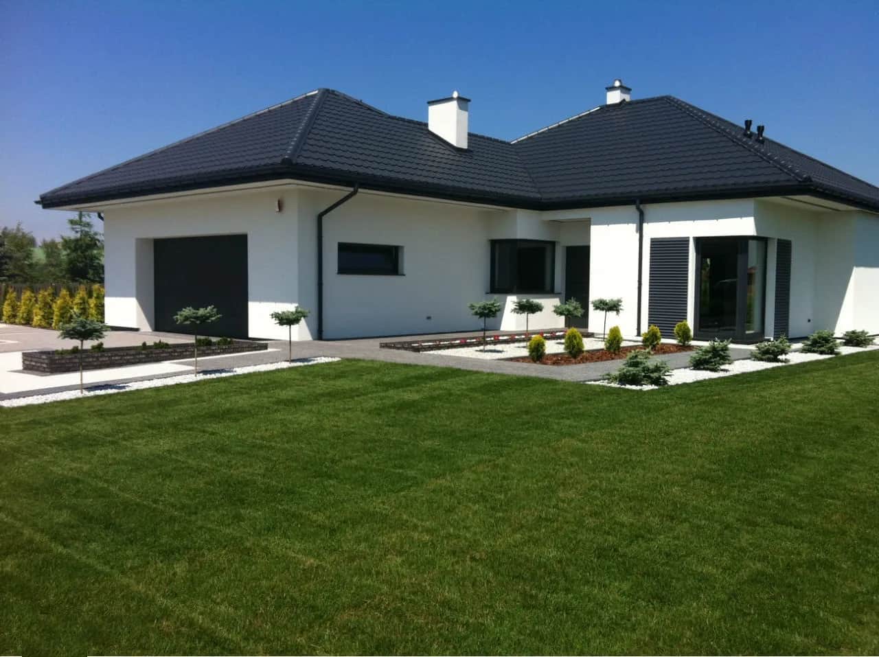 Idealne elewacje do szarego dachu – uniknij najczęstszych błędów