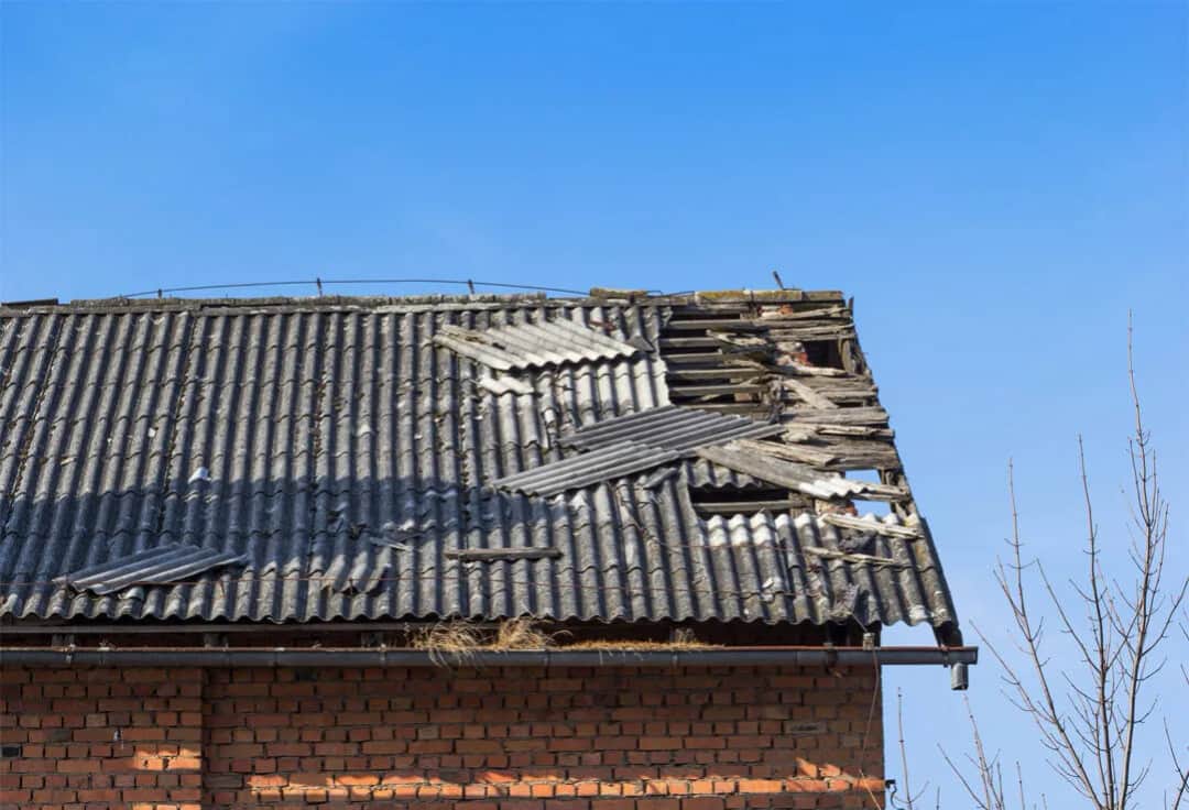 Do kiedy trzeba usunąć eternit z dachów? Nie przegap terminu!