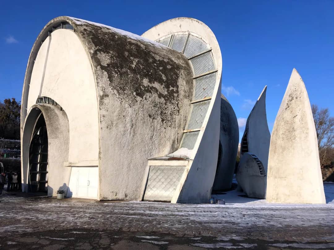 Ile kosztuje budowa krematorium? Kluczowe wydatki i czynniki wpływające