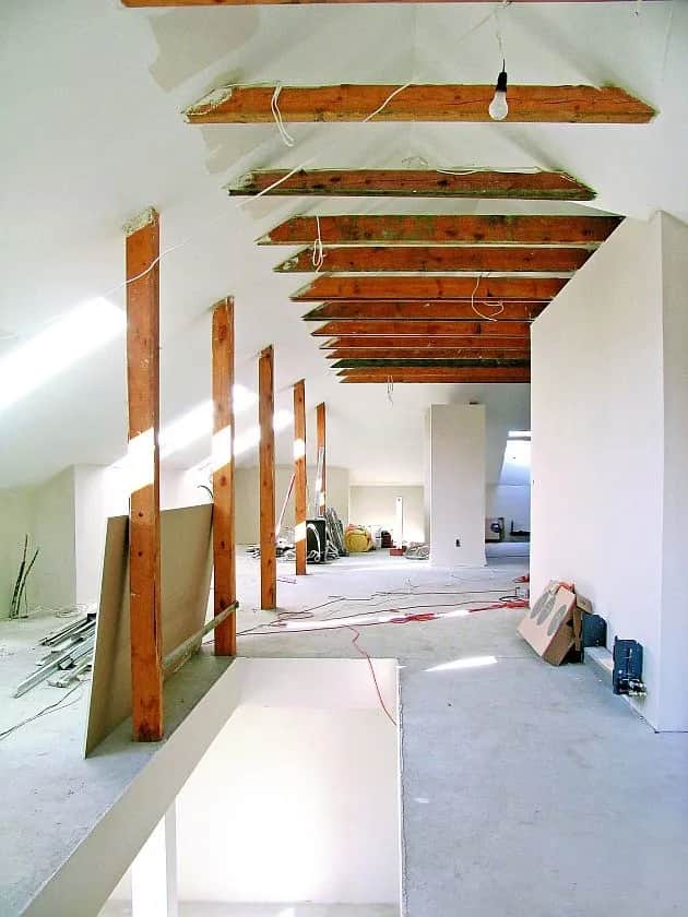 Ile kosztuje budowa poddasza? Sprawdź ukryte wydatki i oszczędności