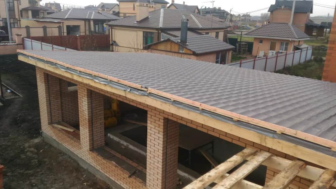 Jaki minimalny spadek dachu? Kluczowe wymagania dla trwałości dachu