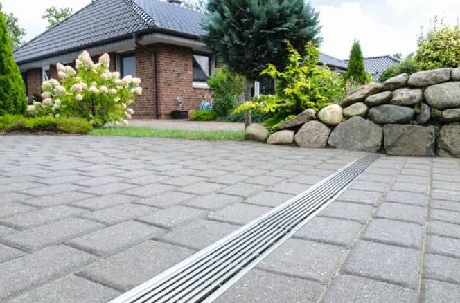 Jak wybrać najlepsze odwodnienie liniowe na podjazd – porównanie i praktyczne porady