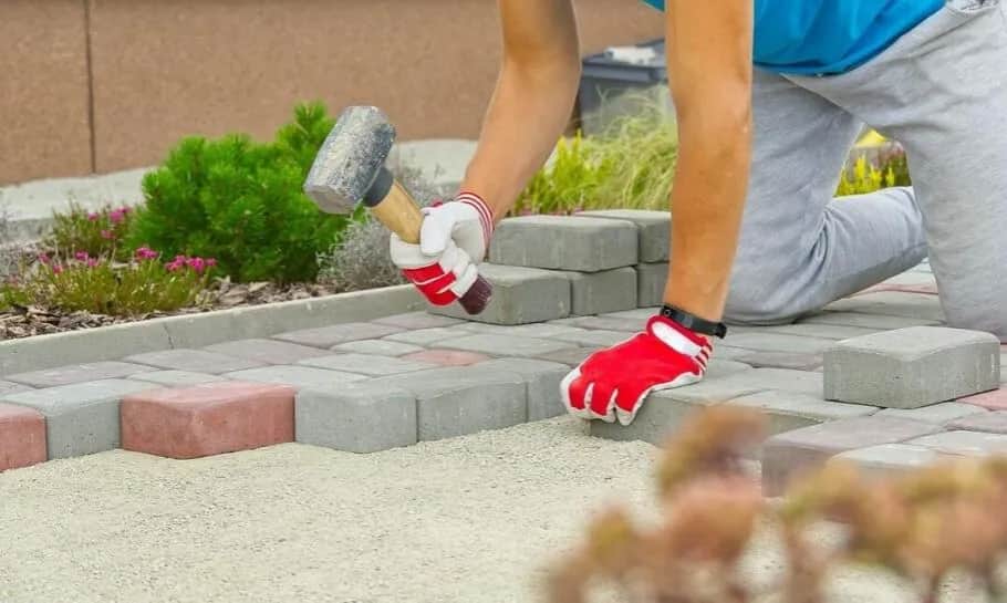 Piasek czy żwir pod kostkę brukową? Który materiał wybrać i dlaczego to ważne