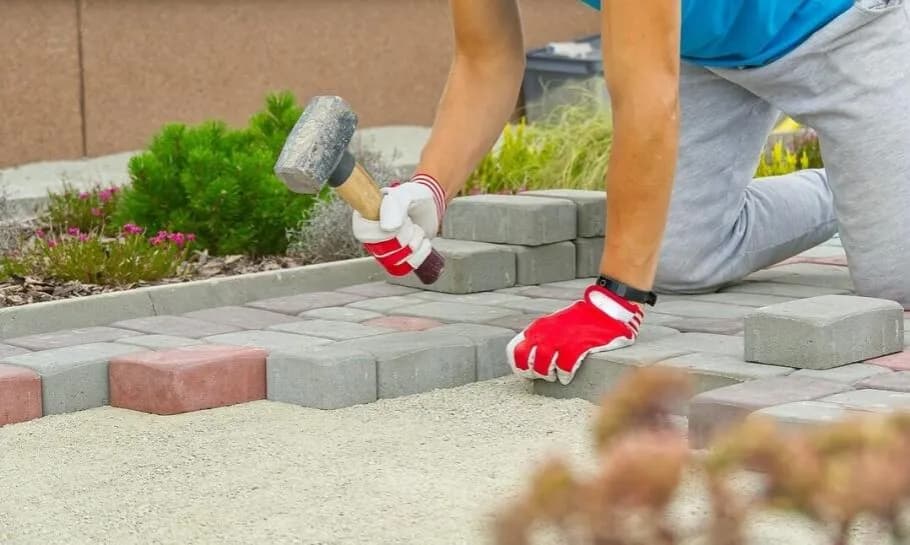 Piasek czy żwir pod kostkę brukową? Który materiał wybrać i dlaczego to ważne