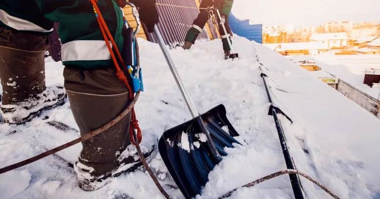 Jak usunąć śnieg z dachu bez uszkodzeń i zagrożeń dla bezpieczeństwa