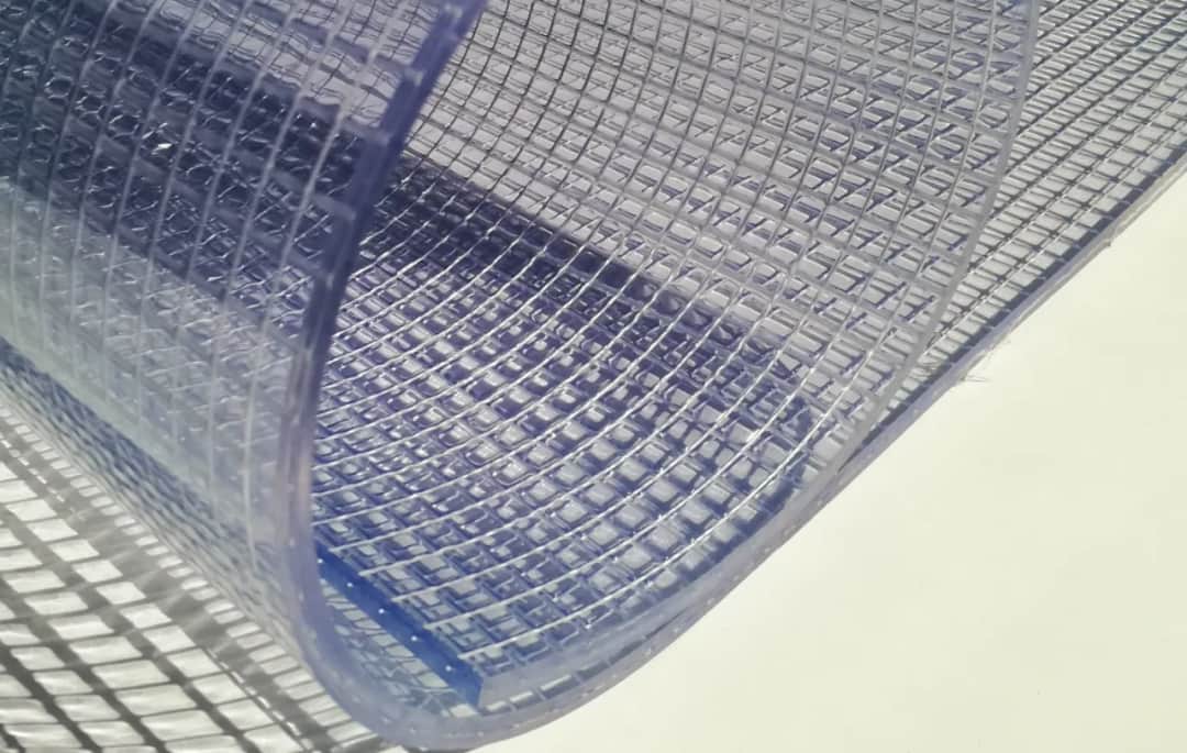 Folia zbrojona na wymiar – jak wybrać idealne rozwiązanie do budowy i izolacji