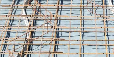 Dystansy pod zbrojenie: jak wybrać i zastosować, by uniknąć błędów w budowie