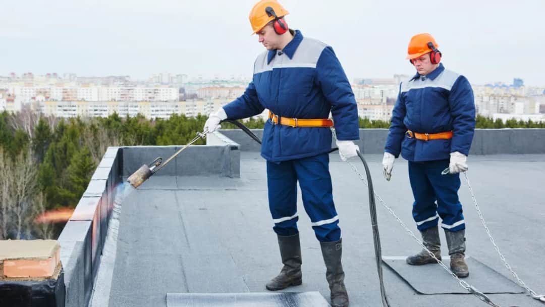 Ile kosztuje remont dachu? Poznaj ukryte koszty i oszczędności