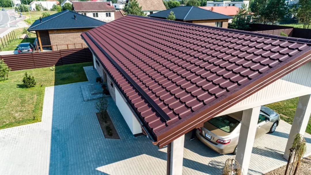 Wykończenie dachu z blachy: proces, elementy i profesjonalny montaż