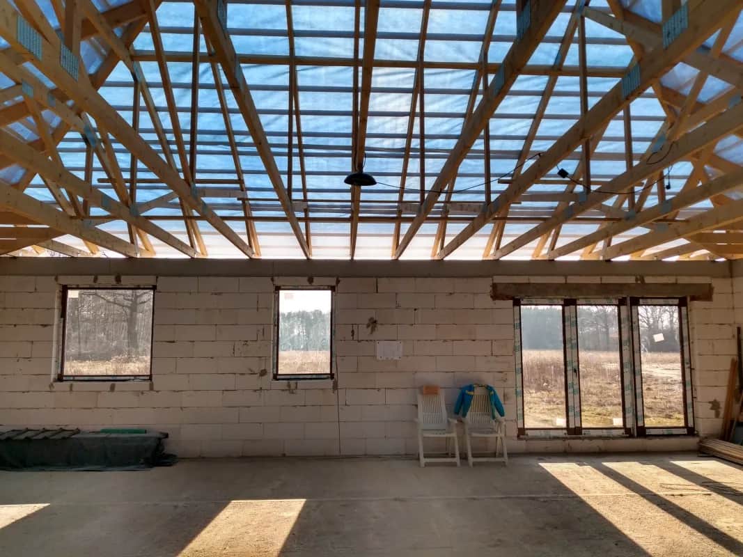 Czy montaż okien przed dachem to błąd? Sprawdź fakty