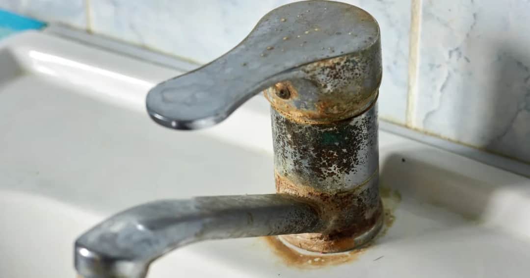 Jak skutecznie usunąć kamień z rur PCV – domowe i profesjonalne metody