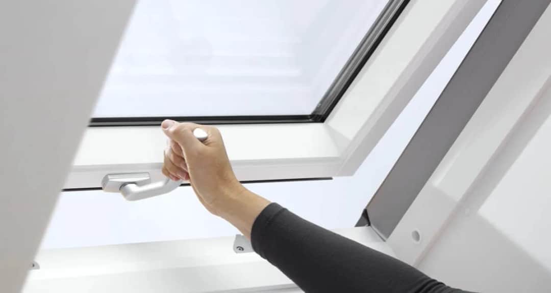Koszt wymiany okna dachowego: ile zapłacisz w 2025 roku?