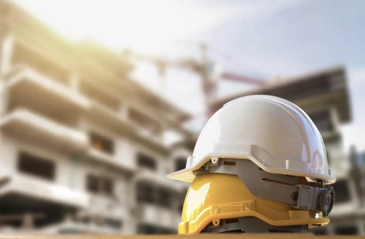 Ryzyko na budowie i w rozrywce online – jak podejmować mądre decyzje