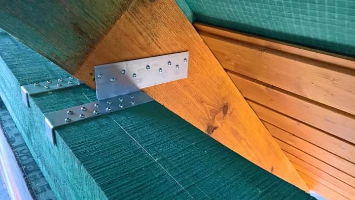 Montaż krokwi do murłaty: krok po kroku dla bezpiecznego dachu