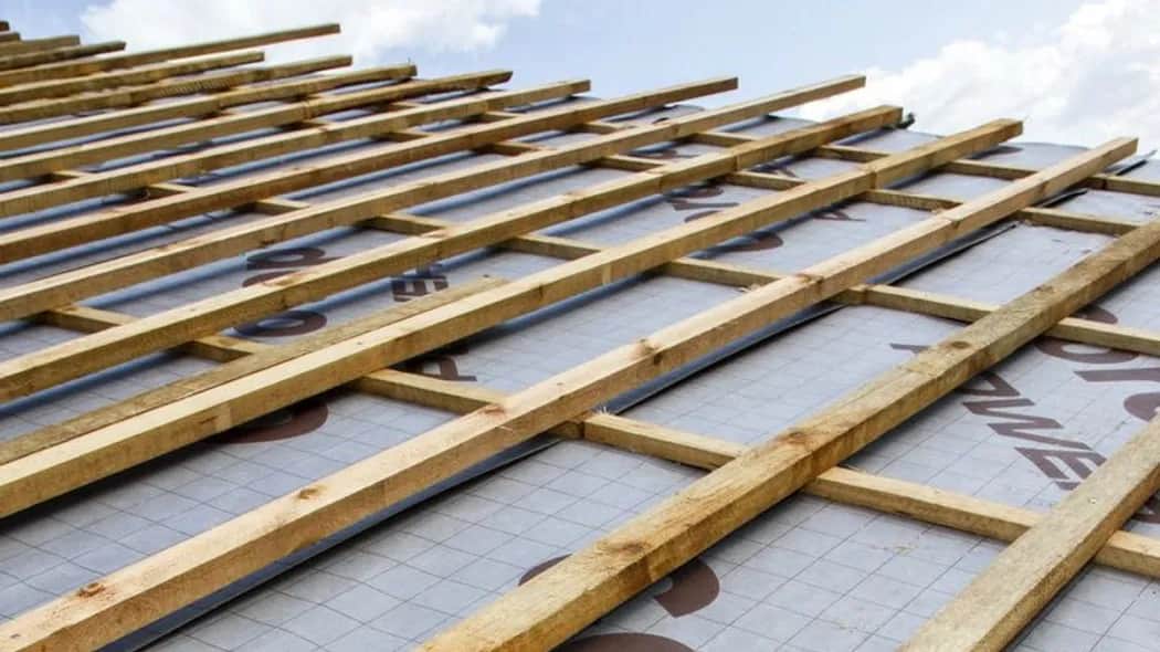 Czym pokryć dach? Porównanie materiałów, które zaoszczędzą Twój budżet