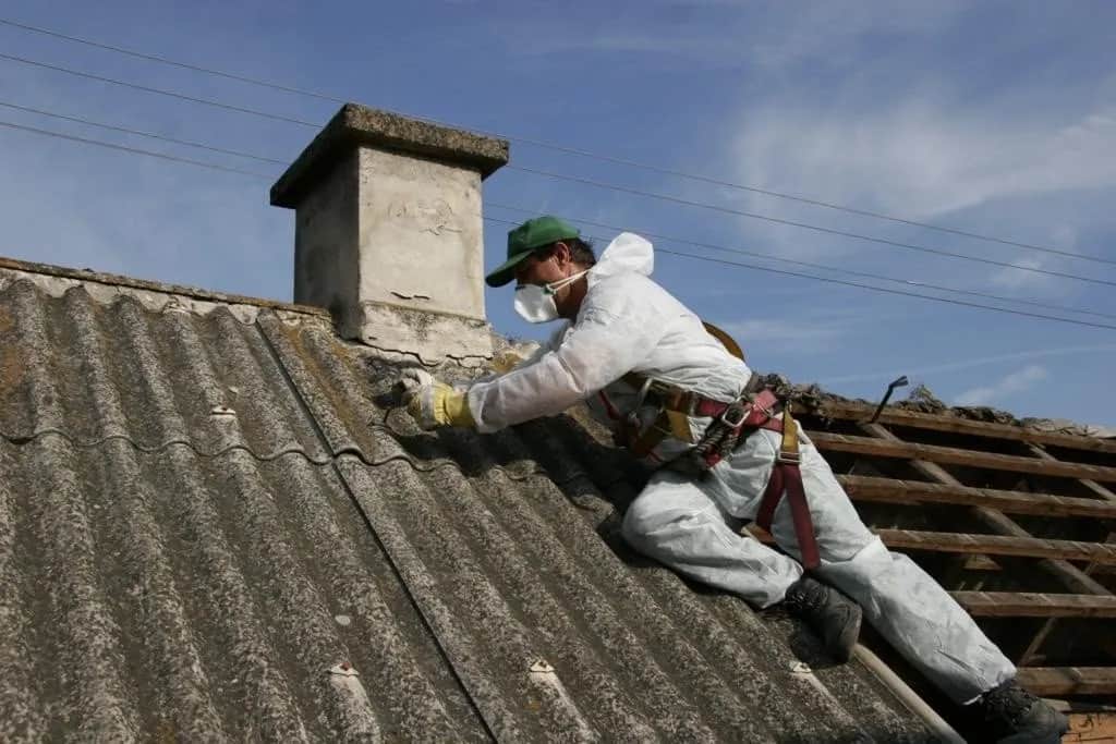 Co zrobić z eternitem zdjętym z dachu? Bezpieczne usuwanie azbestu