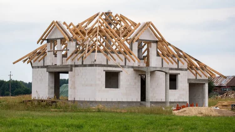 Ile kosztuje budowa domu piętrowego? Poznaj realne ceny 2025