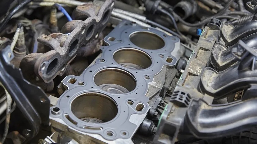 Ile kosztuje remont silnika? Poznaj ukryte koszty naprawy