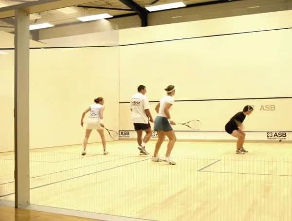 Ile kosztuje budowa kortu do squasha? Znajdź ukryte koszty i porady