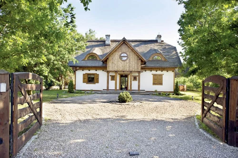 Kliniec czy tłuczeń na podjazd? Który materiał wybrać, by uniknąć błędów i kosztów