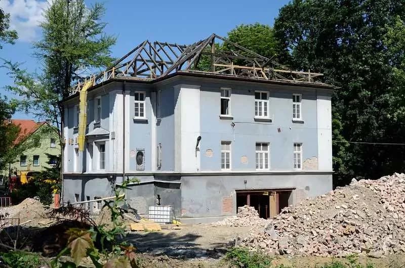 Ile kosztuje remont domu w stanie surowym? Sprawdź szczegółowe koszty!