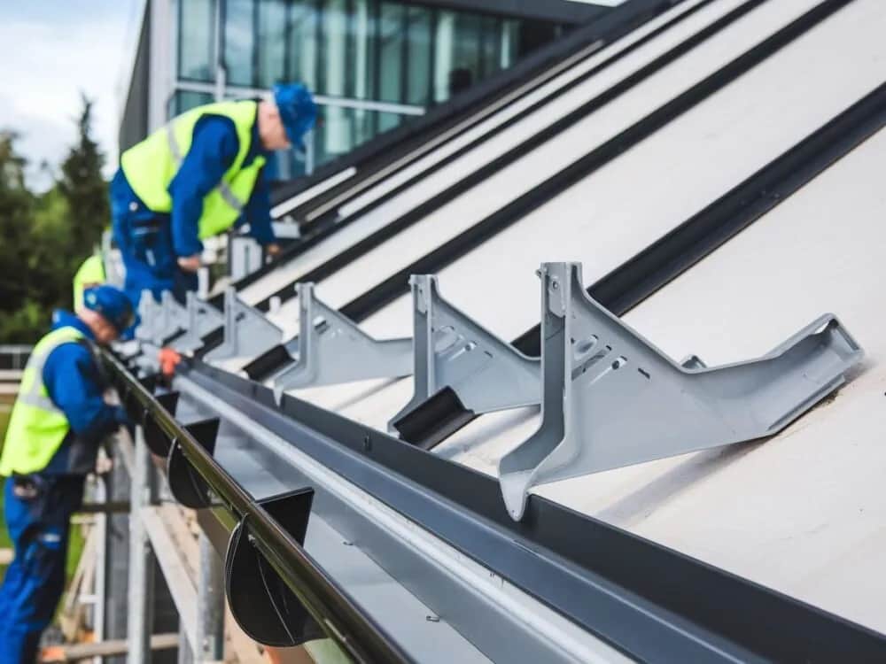 Jak prawidłowo zamontować rynny do płyty warstwowej bez błędów i problemów