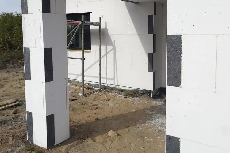 Jakiej grubości styropian na fundamenty? Uniknij kosztownych błędów.