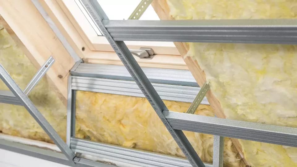 Jak skutecznie ocieplić okno na poddaszu: krok po kroku