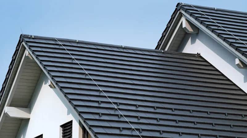 Płaska dachówka ceramiczna: trwałość i nowoczesny design dachu