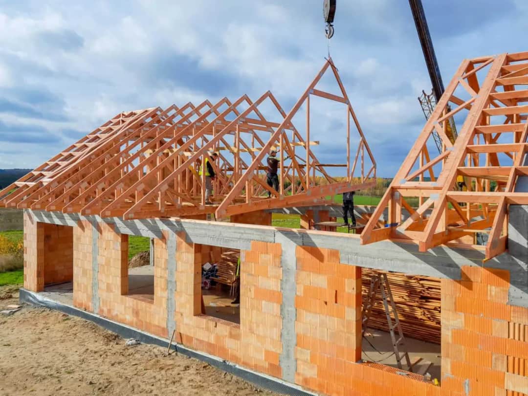 Wiązary dachowe czy więźba - kluczowe różnice i zastosowania