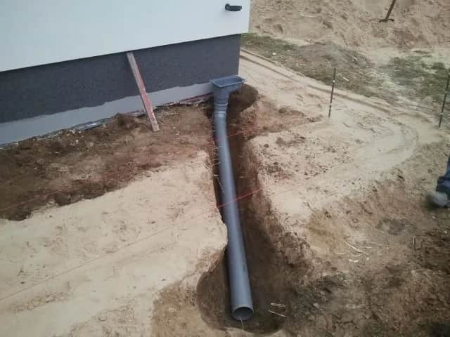 Jak prawidłowo wykonać odwodnienie z rynien i uniknąć błędów – poradnik krok po kroku