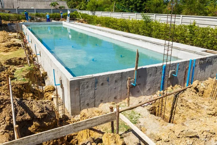 Ile kosztuje wybudowanie basenu w ogrodzie? Sprawdź ceny i ukryte wydatki!