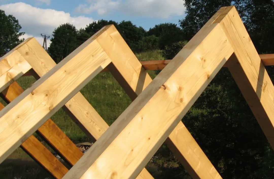 Łączenie krokwi na zakładkę: Jak wykonać trwałe połączenie dachowe